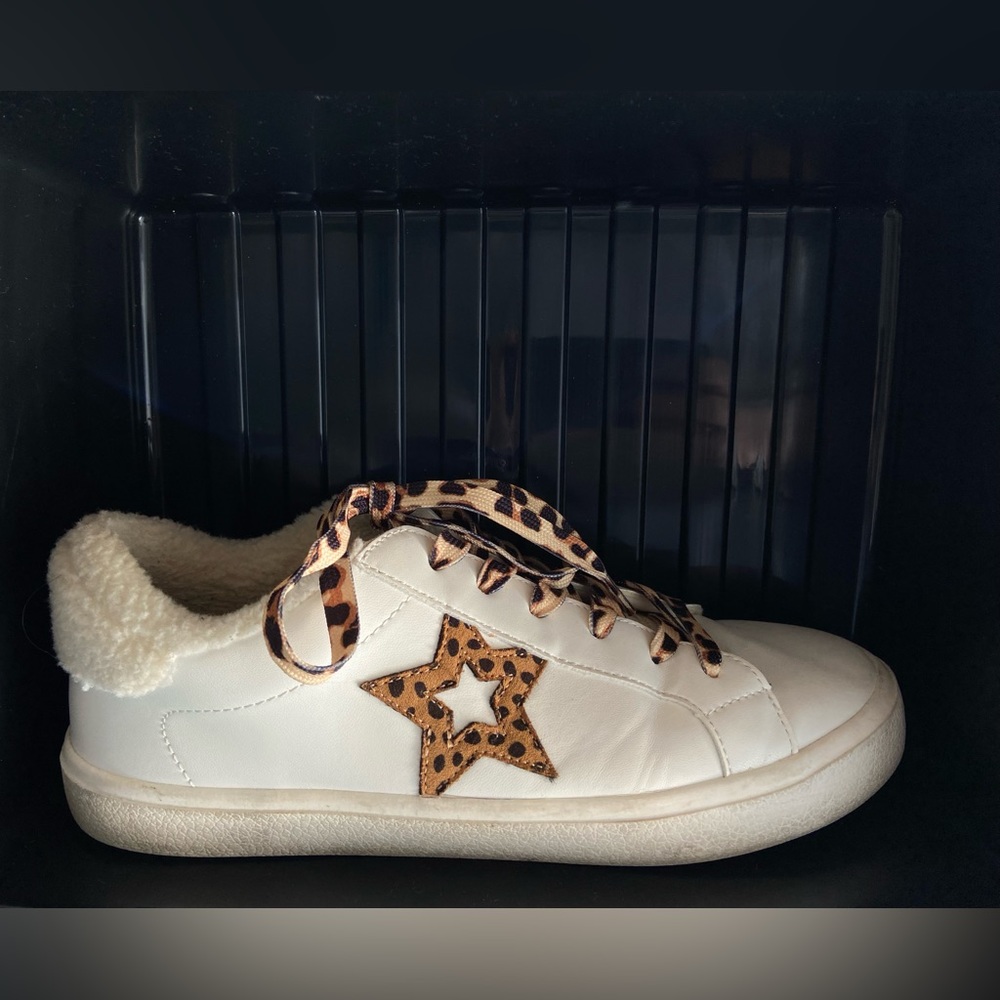 Fluffy star white sneakers